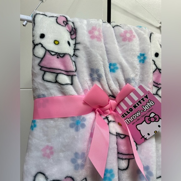 Hello Kitty SPRING DAISY Throw Blanket 60 x 80 inches NEW Home Decor - Picture 3 of 6